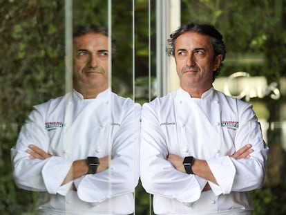 El chef José Carlos García en su restaurante del mismo nombre en Muelle Uno, en el puerto de Málaga.