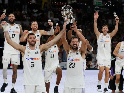 Los jugadores del Real Madrid Sergio Llull y Rudy Fernández levantan el trofeo tras su victoria ante el Barcelona.