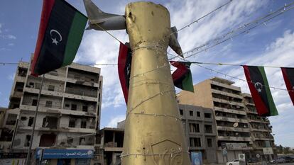 El monumento del puño dorado estrangulando un caza, símbolo antiimperialista de la Libia de Gadafi, en Misrata.