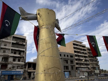 El monumento del puño dorado estrangulando un caza, símbolo antiimperialista de la Libia de Gadafi, en Misrata.