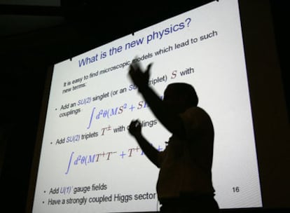 El físico teórico Nathan Seiberg, en su conferencia en el congreso <i>Strings 07,</i> celebrado en la Universidad Autónoma de Madrid.