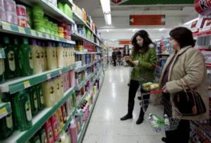 En la imagen, varios clientes en un supermercado. EFE/Archivo