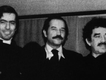 El escritor mexicano Carlos Fuentes, en el centro de la imagen, junto al peruano Mario Vargas Llosa y el colombiano Gabriel García Márzquez., en un acto sin fechar.