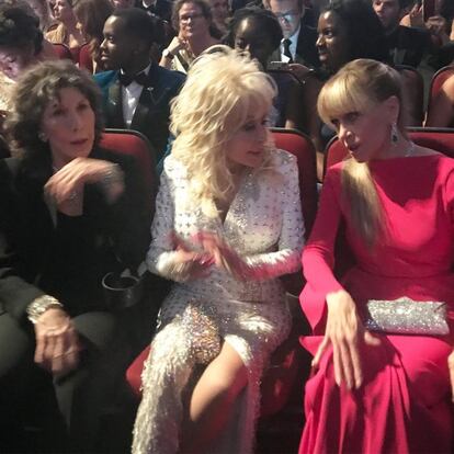 Jesse Tyler Ferguson ha querido dejar constancia de esta primera fila de los premios Emmy llena de leyendas. De izquierda a derecha: la actriz Lily Tomlin, la cantante Dolly Parton y Jane Fonda.