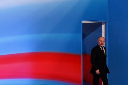 Putin llega para hablar después del cierre de los colegios electorales en el último día de las elecciones presidenciales, en Moscú, Rusia, el 17 de marzo de 2024.