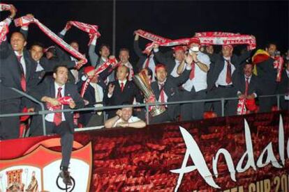 En la imagen, el equipo celebra la gesta recorriendo las calles de Sevilla ante la atenta mirada de miles de aficionados.