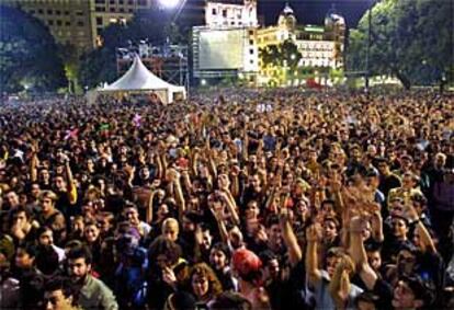 La plaza de Catalunya estaba ya llena a rebosar una hora antes de que comenzara el concierto.