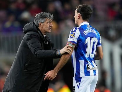 Imanol Alguacil, entrenador de la Real Sociedad, le da instrucciones a Mikel Oyarzabal el pasado miércoles en el Camp Nou.