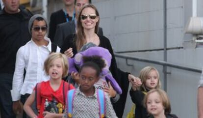 Jolie junto a sus hijos en Sídney, Australia, en 2013.