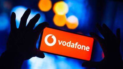 Imagotipo de Vodafone, en un móvil.