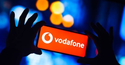 Imagotipo de Vodafone, en un móvil.