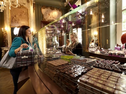 En Chocolate Line (con tiendas en Brujas y Amberes, en la imagen) continúan fabricando artesanalmente el chocolate en el propio establecimiento.