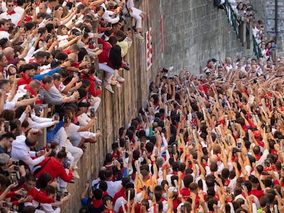 Los corredores entonan el cántico ante la hornacina a San Fermín de la cuesta de Santo Domingo de Pamplona en los momentos previos al segundo encierro de los Sanfermines 2023, ayer sábado.