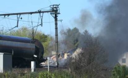 Cerca de 300 personas fueron evacuadas hoy entre las localidades de Schellebelle y Wetteren, norte de Bélgica, después de descarrilar un tren de mercancías e incendiarse varios de sus vagones que transportaban sustancias químicas inflamables, un accidente en el que no se produjeron heridos.