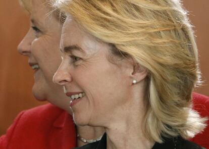 Ursula von der Leyen y, al fondo, la canciller Angela Merkel.