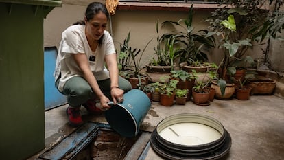 Lucina Leo, vecina de la Colonia del Valle, sostiene una muestra de agua contaminada en su domicilio, el 10 de abril.