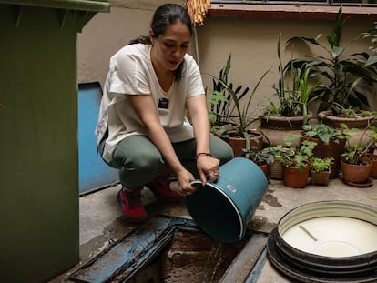 Lucina Leo, vecina de la Colonia del Valle, sostiene una muestra de agua contaminada en su domicilio, el 10 de abril.