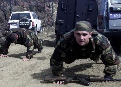 Varios policías serbios se entrenan ayer en el valle de Presevo, cerca de Kosovo.