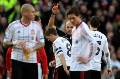 El árbitro inglés Howard Webb expulsa a Gerrard durante el Manchester United-Liverpool del pasado domingo.