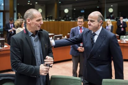 Os ministros Yanis Varoufakis (Grécia) e Luis de Guindos (Espanha).