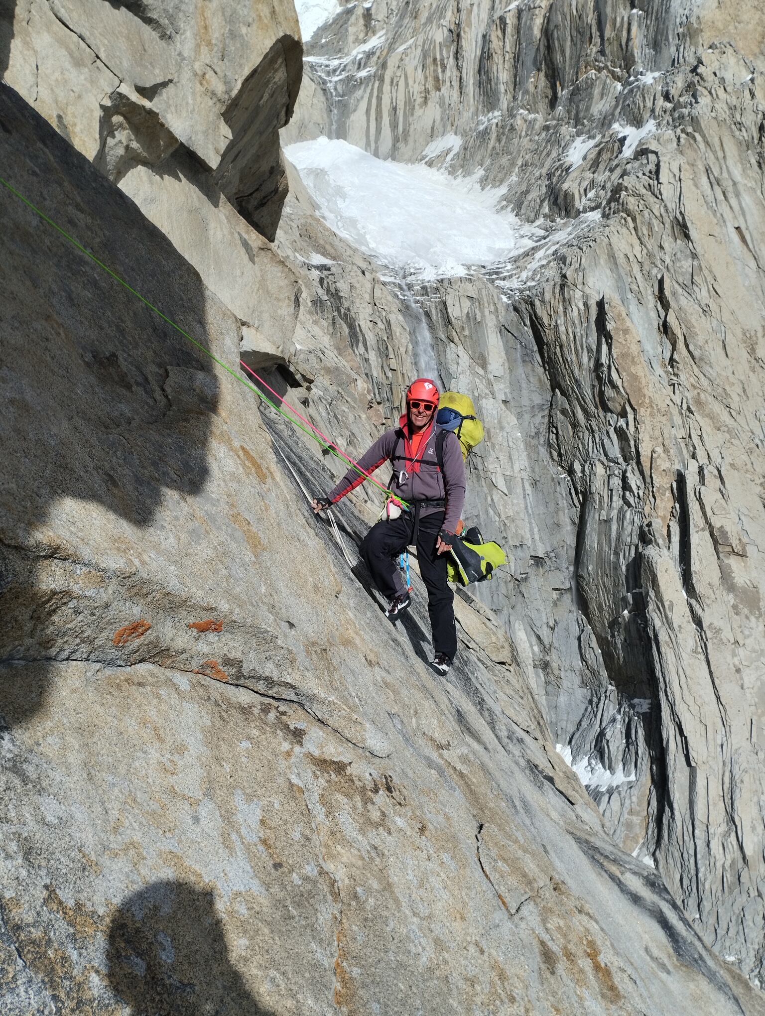 Marc Toralles, con la mochila de 20 kilos que portaba durante su expedición al Saraghrar. Imagen cedida por Bru Busom.