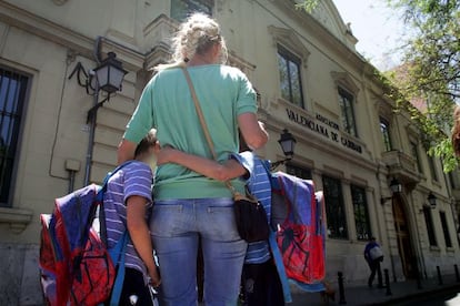 Petra and her children in front of charity Casa Caridad&#039;s soup kitchen in Valencia.