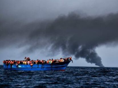 Pelo menos 37 imigrantes morreram tentando fazer a travessia da Líbia para a Itália