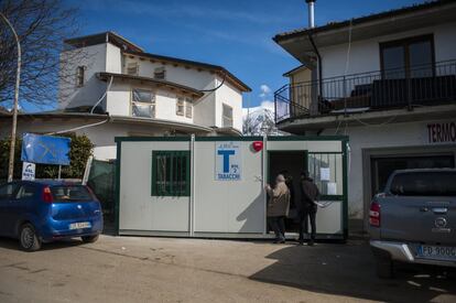 La tienda de tabaco donde ora trabaja Maura es un barracón de obra. Puede despachar tabaco en días alternos para que el otro estanquero del pueblo también pueda vivir. Ella perdió su bar/estanco el día del terremoto, justo cuando lo acababa de comprar con una hipoteca que deberá seguir pagando.