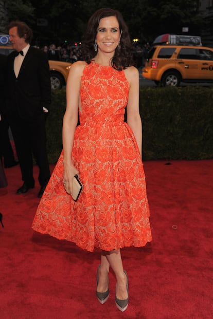 Kristen Wiig con un Stella McCartney en encaje naranja.