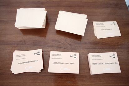 Detalle de las papeletas de los tres candidatos a la secretaría general del PSOE.