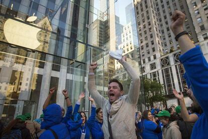 uno de los primeros compradores de IiPhone 6 in New York.