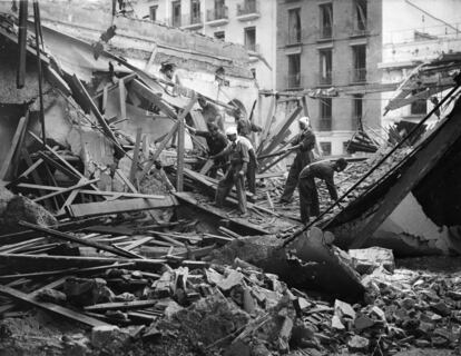 Milicianos retiran escombros tras un bombardeo de los militares sublevados en Madrid en 1936.