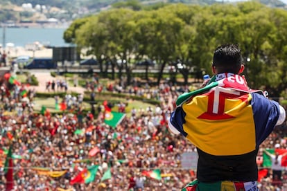 Cristiano Ronaldo mandando besos a los seguidores de Portugal durante la celebración del título de la Eurocopa 2016.