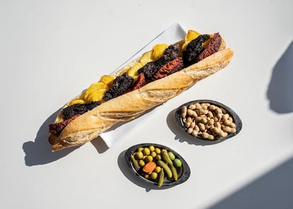 Republicano es el nombre de un popular ‘entrepà’ de La Pasquala, en el barrio de El Cabanyal. Se trata de una versión XL del tradicional blanc i negre’ (compuesto por longaniza, llamada salchicha en otros lares, y morcilla) al que se añade chorizo, patatas fritas y si acaso ‘allioli’ (ajoaceite).