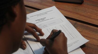 Una mujer realiza su examen de ingreso al programa She is the code en Abiy&aacute;n, Costa de Marfil, el 23 de marzo de 2016.