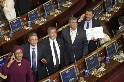 Miembros del partido nacido de las FARC, entre ellos Victoria Sandino y Pablo Catatumbo (desde la izquierda) en la instalación del Congreso colombiano.