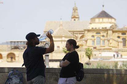 Dos turistas descansaban y bebían agua frente a la catedral de Córdoba el miércoles, cuando se habían alcanzado los 38 grados en la ciudad. El pico del episodio de calor extremo se producirá entre este viernes y el sábado, cuando las noches tropicales se extenderán por el sur, oeste, zona centro y cuenca del Ebro. De día, este viernes se superarán los 34 grados en la meseta Norte y en el valle del Ebro y los 36, en buena parte del centro y sur peninsular. 

