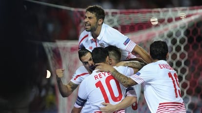 Los jugadores del Sevilla celebrando uno de los goles.