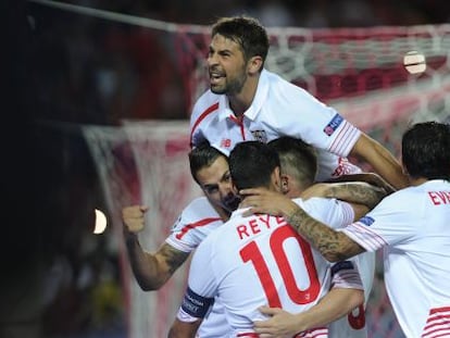 Los jugadores del Sevilla celebrando uno de los goles.