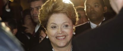 La presidenta de Brasil rodeada por su servicio de seguridad.