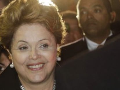 La presidenta de Brasil rodeada por su servicio de seguridad.