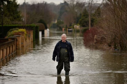 El agua cubre las calles de Wraysbury debido al desbordamiento del río Támesis. 