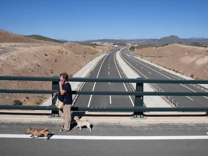 Una mujer pasea con sus perros sobre un puente en la autovía del Almanzora, en Almería.