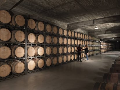 El parque de barricas de la bodega Frontaura, en Pesquera de Duero (Valladolid).