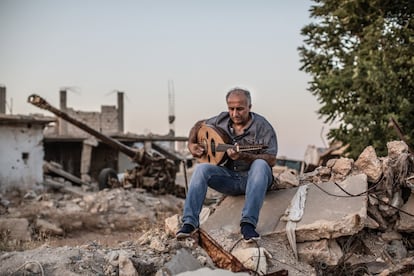Gani Mirzo lleva 25 años en el exilio, regresa a Kobane, en el Kurdistán sirio, con el deseo de silenciar el sonido de la guerra con la música de su laúd.