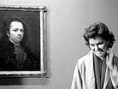 Carmen Calvo, ayer junto al primer autorretrato de Goya que se exhibe en el Museo de Bellas Artes de Sevilla.