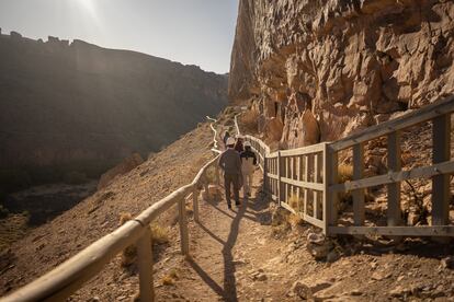 Este parque es uno de los últimos refugios ambientales de Argentina que conserva y restaura su esencia salvaje. En la imagen, Jasmín Sanchez, guía del parque provincial, recorre las cuevas del Patagonia junto con un grupo de turistas.