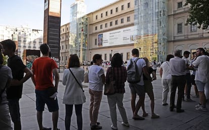 Cola para entrar en la exposici&oacute;n sobre el &#039;Guernica&#039; el s&aacute;bado por la tarde. 