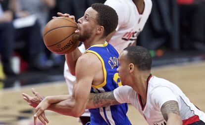 Napier intenta frenar a Stephen Curry.