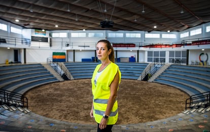 Nayra Rodríguez, que es doctora en Psicología y está tratando a los afectados por el volcán, en el terrero de lucha canaria de Los Llanos de Aridane.